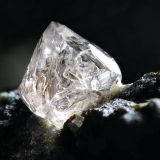 Pesquisadores da Universidade Estadual de Washington (Estados Unidos) confirmam que os diamantes hexagonais feitos em laboratório são mais rígidos do que os diamantes cúbicos encontrados naturalmente. © Björn Wylezich, Adobe Stock