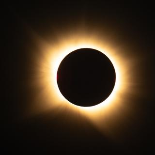 Quand la Lune efface le Soleil, le ciel entier semble retenir son souffle. Mais ce 12 août 2026, l’éclipse totale n’était que le début du spectacle… © Bill Ingalls, Nasa