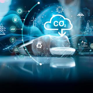 Les initiatives qui consistent à éliminer le dioxyde de carbone de notre atmosphère restent aujourd’hui rares et de peu d’ampleur. Même si elles arrivent à se développer massivement, elles ne pourront pas se substituer à des mesures d’atténuation de nos émissions de CO2. © ipopba, Adobe Stock
