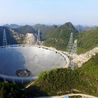 Vue aérienne du radiotélescope Fast (500 mètres de diamètre), construit dans la province de Guizou, dans le sud-ouest de la Chine. © NAOC 