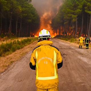 C’est l’une des photos fortes de ce week-end : la solitude du commandement ! Mais derrière l’image de la résignation se cache une détermination absolue. © Marion Fournies, Fédération nationale des sapeurs-pompiers de France