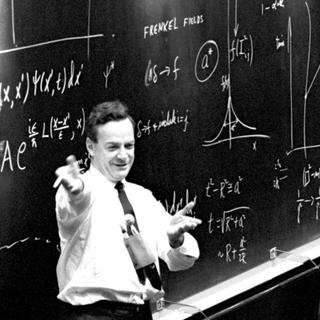 Richard Feynman en pleine conférence au Cern en 1965. Vingt ans plus tard, il développera le concept d'ordinateur quantique. © Cern