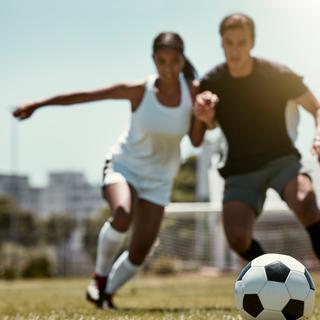 Une expérience a placé de jeunes joueurs dans les conditions qu’affrontent les filles qui jouent au foot. Et les retours sont étonnants&nbsp;! © Allistair F/peopleimages.com, Adobe Stock