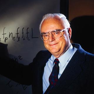 Frank Drake mostrando sua equação. © Instituto Seti