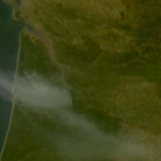 Vu du ciel, le feu qui ravage la Gironde et les Landes prend une autre dimension. Cette image satellite montre l’énorme panache de fumée, tandis que les données d’observation permettent de suivre presque en temps réel l’avancée de l’incendie. © Copernicus