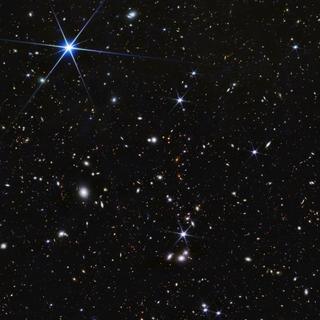 Esta imagem mostra o espaço profundo. Muitas galáxias, incluindo MoM-z14, que é agora a galáxia mais distante já detectada. © NASA, ESA, CSA, STScI, R. Naidu (MIT), Processamento de imagem: J. DePasquale (STScI)