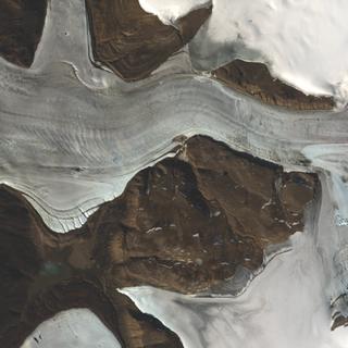 Aqui, uma imagem de satélite Landsat tirada em 1 de agosto de 2014 mostra o Glaciar Harder e, no canto inferior direito, o local de uma inundação subglacial estudado por investigadores da Universidade de Lancaster (Reino Unido) e do Centro de Observação e Modelagem Polar do Reino Unido. © Serviço Geológico dos EUA