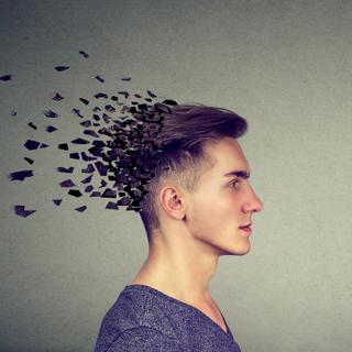 A doença de Alzheimer também afeta os jovens. © pathdoc, Adobe Stock