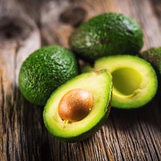 O abacate é rico em ácidos graxos insaturados. © Daniel Vincek, Fotolia
