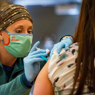 Les autorités sanitaires américaines, sur la base d&#39;une compilation d&#39;études, annoncent l&#39;efficacité des vaccins contre les formes sévères du Covid liées au variant Delta. © Joseph Prezioso, AFP