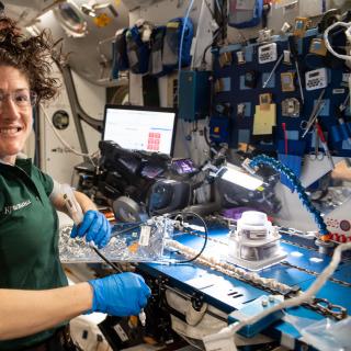 Selecionada para a missão Artemis II, Christina Koch será a primeira mulher a circunavegar a Lua. © NASA