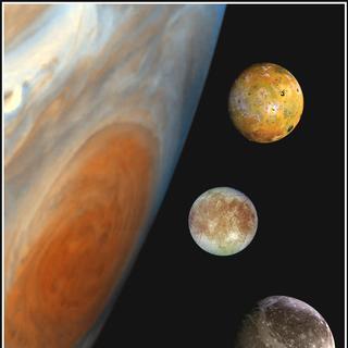 Uma montagem de diferentes imagens tiradas pela sonda Galileo. Vemos Júpiter e sua mancha vermelha à esquerda e de cima para baixo Io, Europa, Ganimedes e Calisto. © NASA-JPL