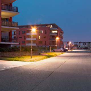 Comment lutter contre la pollution lumineuse chez soi ? Ici, des exemples d’éclairages nocturnes qui engendrent une pollution lumineuse. © Milan Noga reco, Fotolia