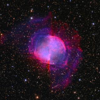 Toute la beauté de la nébuleuse planétaire Dumbbell est révélée sur cette photographie réalisée avec un télescope de 500 millimètres de diamètre et plus de 30 heures de poses. Crédit Ken Crawford