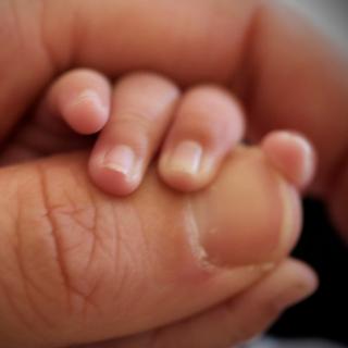 Les hommes ont en général besoin de stabilité avant d&#39;accepter l&#39;idée d&#39;être père. Or le véritable amour leur procure peut-être l&#39;assurance que ce prérequis sera rempli et donc ils regardent avec plus d&#39;attention (et peut-être plus d&#39;envie) les bébés qu&#39;ils croisent. © nettsu, Flickr, cc by nc nd 2.0