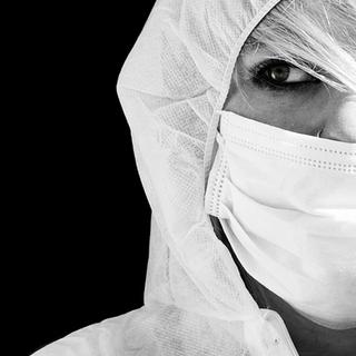 Hauts les masques ! Faudra-t-il bientôt se préparer à une résurgence de la peste ? Si rien ne permet encore de l'affirmer à l'heure actuelle, la possibilité serait théoriquement réelle. Autant se préparer à l'éventualité plutôt que de s'y prendre trop tard...&nbsp;© Yasser Alghofily, Flickr, cc by 2.0