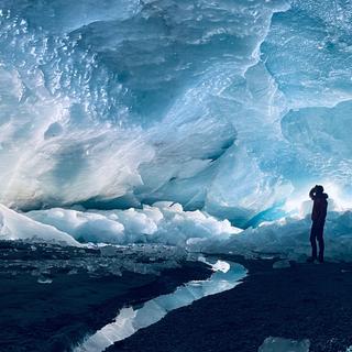 Esta vasta caverna escondida no coração do Glaciar Morteratsch (Suíça) mostra como a desintegração glacial está a acelerar, levando a uma redução no número de glaciares nos Alpes e em todo o mundo. © Lander Van Tricht, ETH Zurique, Cátedra de Glaciologia