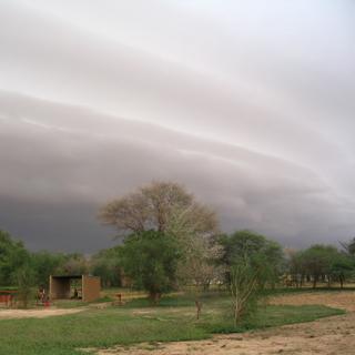 Chegada da chuva ao local de medição do IRD em Bani Zoumbou (Níger). Em Julho e Agosto, durante as monções, caem em média 140 e 210 litros de água por m², respectivamente, em Niamey. © Jean-Louis Rajot, IRD