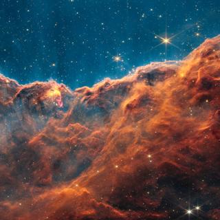 En juillet 2022, une image merveilleuse des «&nbsp;falaises cosmiques&nbsp;» de la nébuleuse de la Carène prise par le télescope spatiale James-Webb était publiée. Aujourd’hui, des astronomes nous racontent ce qu’elle leur a appris. © Nasa, ESA, CSA, STScI