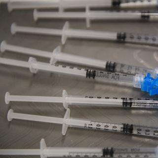 Le vaccin Johnson &amp;amp; Johnson (Ad26.COV2.S) a démontré une efficacité de 85 % contre les hospitalisations liées à la&amp;nbsp;Covid-19. © Patrick T. Fallon, AFP