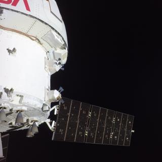 Imagem do 7º dia da missão Artemis II: os painéis solares da espaçonave Orion. © NASA