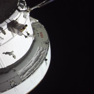 As imagens publicadas pela NASA da viagem da tripulação do Artemis II ao outro lado da Lua contam uma bela história. Como esta, tirada no sexto dia de missão: a nave Orion, uma Lua crescente e ao longe, um minúsculo... crescente da Terra! © NASA