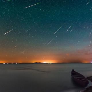 Imagem composta de duas horas de exposição da chuva anual de estrelas cadentes, as Perseidas, em 12 de agosto de 2016 (noite de atividade máxima), acima do Lago Svityaz, Ucrânia. © Ihor Khomych, via Clima Espacial