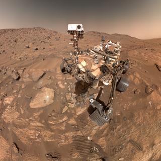 Ce selfie de Perseverance, le rover martien de la Nasa, a été pris en juillet 2024. Devant lui, une roche surnommée « Cheyava Falls » dans laquelle les scientifiques ont détecté des composés organiques qui s'ajoutent au faisceau d’indices sur le passé potentiellement habitable de Mars. © Nasa, JPL-Caltech, MSSS