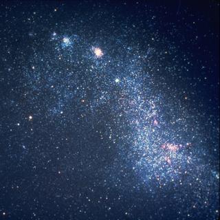 A Pequena Nuvem de Magalhães é uma galáxia anã irregular localizada na constelação do Tucano, visível no hemisfério sul. Uma equipe internacional fornece hoje evidências de que na verdade esconde duas pequenas galáxias anãs. © ginstudio, Adobe Stock