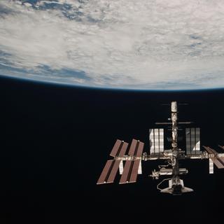 Une étrange bactérie a été découverte sur l&#39;ISS. Ici, portrait de famille de la Station spatiale internationale, une image historique montrant tous ses vaisseaux d&#39;accès, sauf le HTV japonais. Des micro-organismes, discrets, font partie de ces voyages. © Nasa