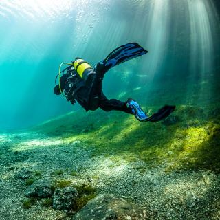 O lago é cristalino e a luz é tão boa que Marc Henauer não usou filtro para tirar essas fotos. “Trabalhei apenas com luz natural (sem flash) para manter a atmosfera excepcional do local. Não usei filtro para esta série, as cores são fiéis à realidade. No pós-processamento, tive até que reduzir a saturação porque a grama é muito verde”, explica. © Marc Henauer, www.nitrogenic.com