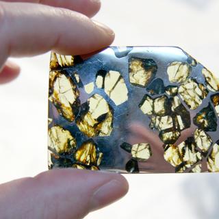 Como reconhecer um meteorito? Aqui, um fragmento do meteorito Esquel. Este é um pallasito encontrado em 1951 na província de Chubut, Argentina. © Doug Bowman, Wikimedia Commons, CC por 2.0