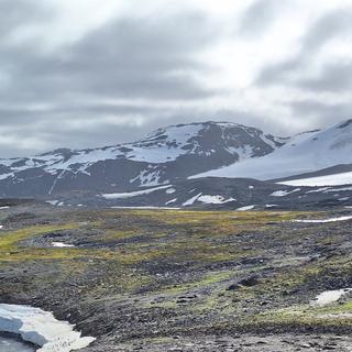 Des chercheurs du British Antarctic Survey ont exploré les effets qu’auraient différents scénarios de réchauffement climatique sur l’Antarctique. Et sur le reste du monde. Car ce qui se passe en Antarctique ne reste pas en Antarctique. Ici, en image, les vestiges du glacier McCloud avec au milieu droit du glacier, le « rocher Manhaul » qui, il y a 35&nbsp;ans, n’était encore d’un tout petit rocher émergeant de la glace. © Peter Convey, British Antarctic Survey