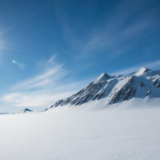 À des milliers de mètres sous la glace de l’Antarctique coule un fleuve d’une étonnante longueur. La mauvaise nouvelle, c’est qu’il pourrait signifier que nous devons nous attendre à une fonte plus rapide de la glace sous l’effet du réchauffement climatique. © Wayne, Adobe Stock