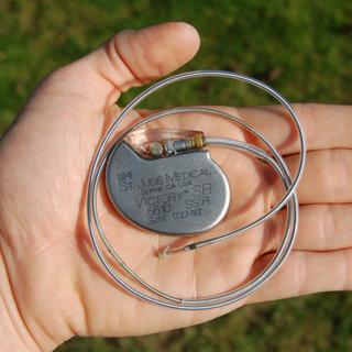 Un pacemaker classique. C&#39;est un stimulateur cardiaque qui provoque une contraction du muscle du cœur grâce à une impulsion électrique. Il normalise le rythme cardiaque lorsque le cœur bat très lentement, ce qui peut provoquer une perte de connaissance ou une syncope, pouvant entraîner des chutes.&amp;nbsp;© Steven Fruitsmaak