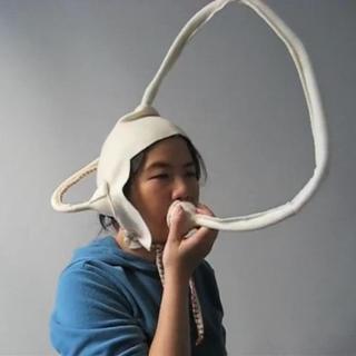 Falar sozinho pode trazer benefícios. A tal ponto que algumas pessoas engenhosas projetaram o capacete adaptado... © Kate Hartman, Viméo, cc by nd 3.0