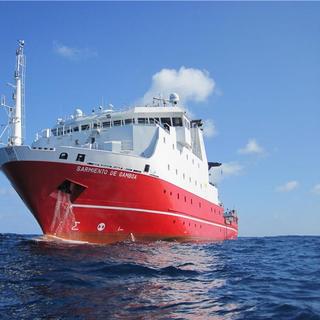 O navio oceanográfico espanhol Sarmiento de Gamboa passou quase um mês no Atlântico Norte. O objetivo era implantar perfis autônomos que medem a temperatura e a salinidade do oceano nos primeiros dez metros de profundidade. Estas medições permitem avaliar o balanço hídrico ligado às trocas ar-mar e determinar a influência das alterações climáticas no ciclo da água. ©Brian Ward