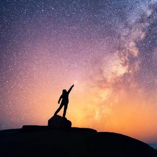 Les photons qui nous atteignent lors d'une séance de bronzage proviennent, dans leur grande majorité, de notre Soleil. Toutefois, lorsqu'ils rencontrent notre peau, certains d'entre eux ont voyagé dans l'univers pendant des millions, voire des milliards d'années ! © Anton Jankovoy, Shutterstock