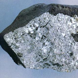 Um Eucrite (Crédito: J. Kurtzmen).