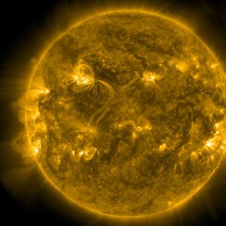 Os especialistas em clima espacial estão acompanhando de perto a evolução da mancha solar AR 4366 – canto superior esquerdo nesta imagem do Solar Dynamics Observatory (SDO, NASA) tirada em 2 de fevereiro de 2026. Ela já sofreu uma erupção massiva e sua configuração magnética sugere que poderia acontecer novamente. © SDO, NASA