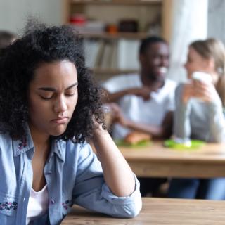 La solitude peut modifier la façon dont le cerveau appréhende les relations sociales. © Fizkes, Adobe stock