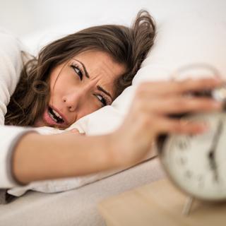 Les données publiées par Withings, l’entreprise française qui conçoit, développe et commercialise des dispositifs de santé connectés, montrent que la qualité du sommeil des Français est plutôt bonne. Mais un point vient noircir le tableau. © milanmarkovic&nbsp;87, Adobe Stock