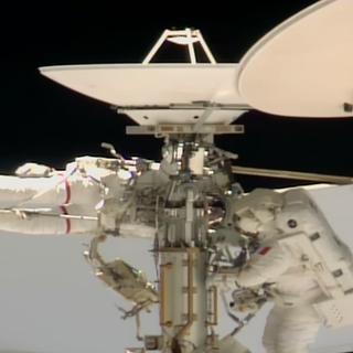 Le drapeau français sur le bras de Sophie Adenot a flotté à l’extérieur de la Station spatiale internationale (ISS), ce mardi 18 août 2026. © Nasa