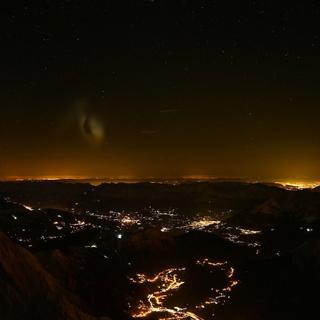 Peut-être l'image la plus claire de la spirale qui est apparue dans le ciel des Alpes, jeudi 12 mars 2026. © @XploraSpace via @skaping