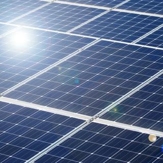 Ao transformar a radiação infravermelha em luz visível, pesquisadores das universidades de Harvard e Columbia (Estados Unidos) esperam melhorar a eficiência de diferentes técnicas, como os painéis solares fotovoltaicos. © siro46