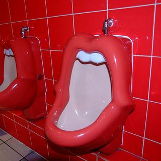 Tous les procédés sont bons pour éviter la parurésie. Ainsi, certains ont testé les urinoirs en forme de bouche pour essayer de détendre les hommes stressés dans les toilettes publiques. Sans réel succès...&nbsp;© Elsie esq., Flickr, cc by 2.0