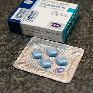 Le Viagra est aussi actif pour les femmes. Chez les hommes, il empêche la destruction du monoxyde d&#39;azote impliqué dans le maintien en érection. Depuis juin dernier, le brevet d&#39;exclusivité est tombé. Des pilules génériques sont désormais autorisées à s&#39;attaquer au marché. © SElefant, Wikipédia, cc by sa 3.0