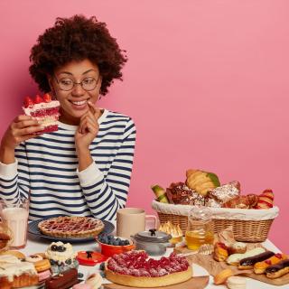 Pourquoi certains aliments nous rendent-ils accros, nous entraînant progressivement vers des envies de plus en plus intenses ? ©&nbsp;WHstudio Leushin N, Adobe Stock