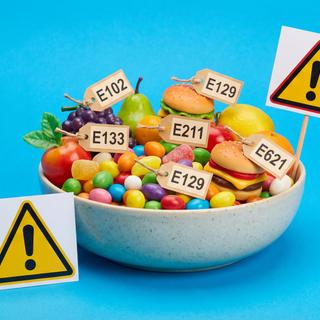 Parmi les 3,5 millions d’aliments et boissons recensés dans la base Open Food Facts World en 2024,&nbsp;des centaines de milliers contiennent des colorants ou des conservateurs et présentent un risque pour la santé.&nbsp;©&nbsp;AiDesign, Adobe Stock