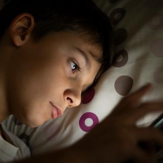 L’usage intensif des réseaux sociaux entre 9 et 13 ans aurait des conséquences non négligeables sur performances cognitives, révèlent des chercheurs californiens. © Pixel_Studio_8, Adobe Stock